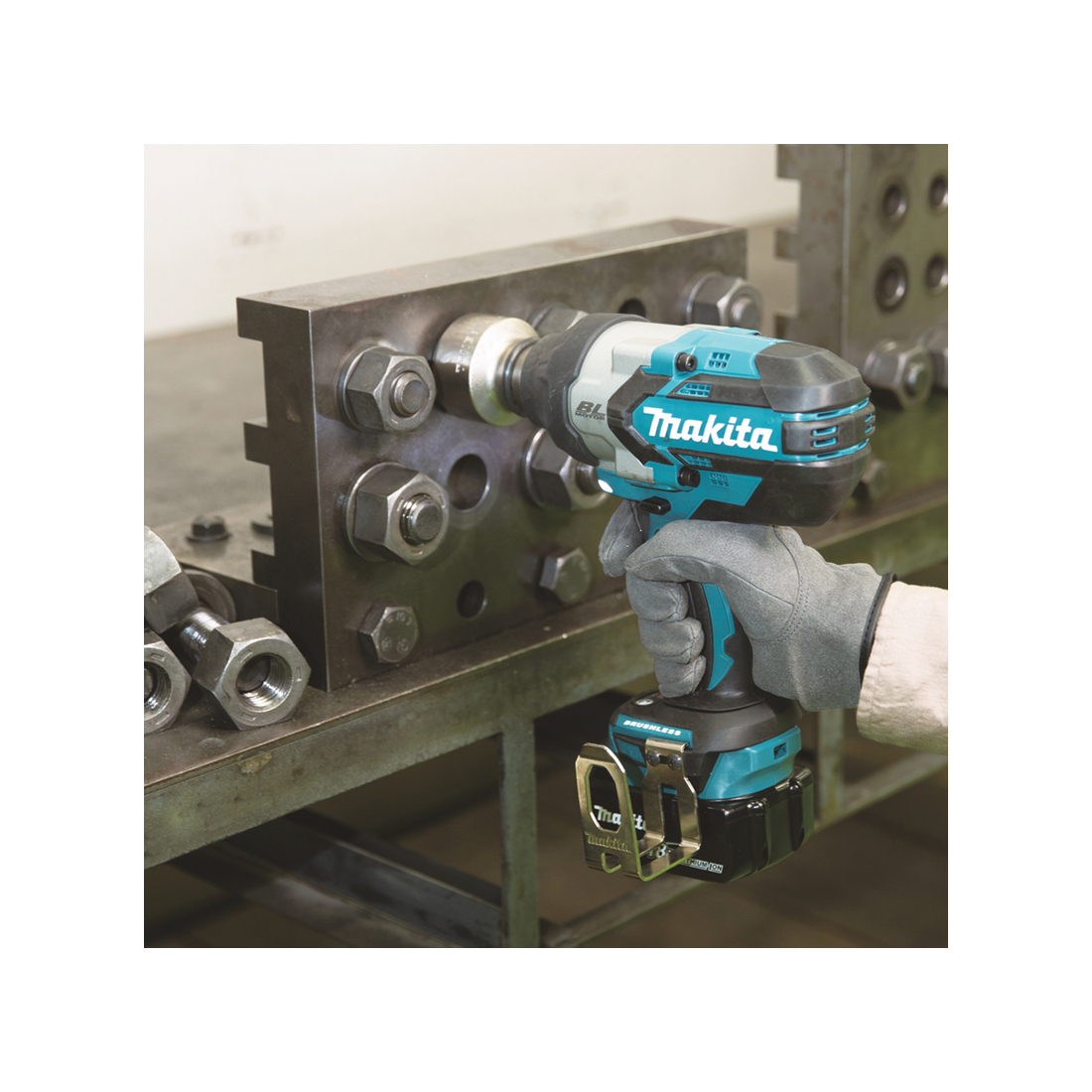 Гайковерт ударный аккумумуляторный Makita LXT BL 18В DTW1001Z